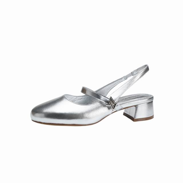 最新L家最新走秀款后空鞋、实体店同步更新、工厂P批P： 、完美楦型+新元素扣子、带子油边、工艺极其繁琐、平底设计舒适、走路不累脚、原版倒模楦型，极致1:1形体，