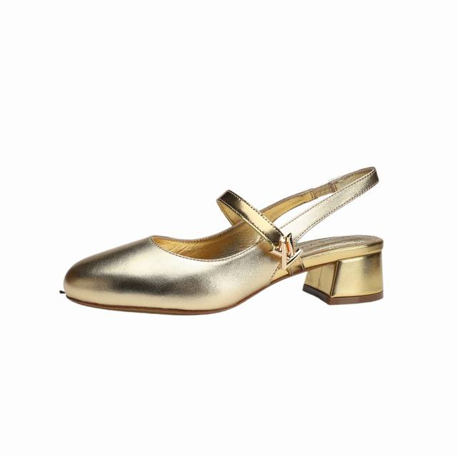 最新L家最新走秀款后空鞋、实体店同步更新、工厂P批P： 、完美楦型+新元素扣子、带子油边、工艺极其繁琐、平底设计舒适、走路不累脚、原版倒模楦型，极致1:1形体，