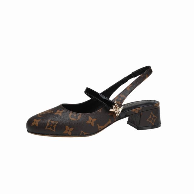 最新L家最新走秀款后空鞋、实体店同步更新、工厂P批P： 、完美楦型+新元素扣子、带子油边、工艺极其繁琐、平底设计舒适、走路不累脚、原版倒模楦型，极致1:1形体，