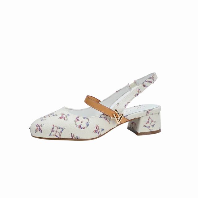 最新L家最新走秀款后空鞋、实体店同步更新、工厂P批P： 、完美楦型+新元素扣子、带子油边、工艺极其繁琐、平底设计舒适、走路不累脚、原版倒模楦型，极致1:1形体，