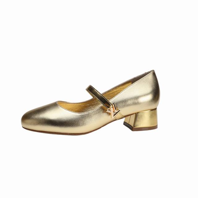 最新L家最新走秀款四季鞋、实体店同步更新、工厂P批P： 、完美楦型+新元素扣子、带子油边、工艺极其繁琐、平底设计舒适、走路不累脚、原版倒模楦型，极致1:1形体，