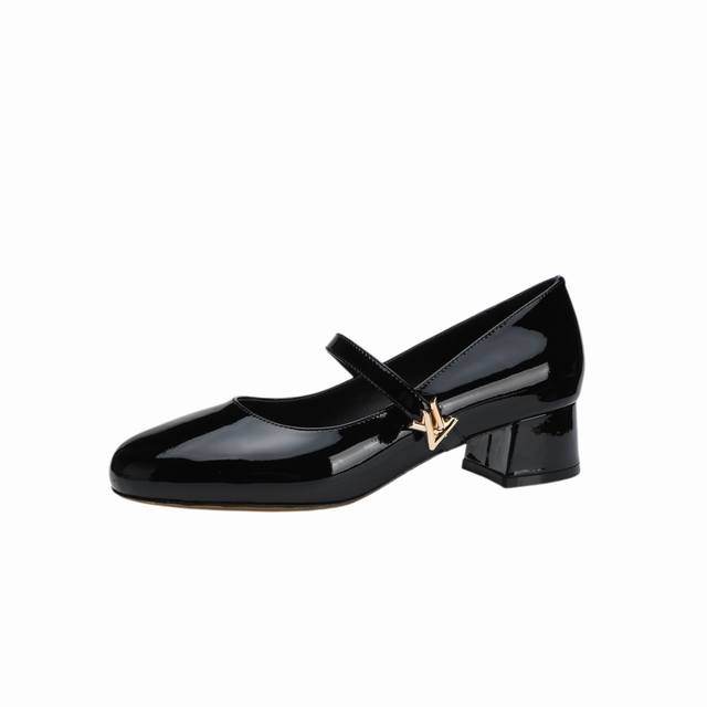 最新L家最新走秀款四季鞋、实体店同步更新、工厂P批P： 、完美楦型+新元素扣子、带子油边、工艺极其繁琐、平底设计舒适、走路不累脚、原版倒模楦型，极致1:1形体，