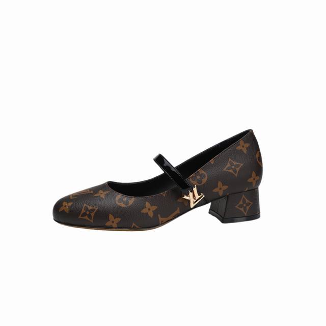 最新L家最新走秀款四季鞋、实体店同步更新、工厂P批P： 、完美楦型+新元素扣子、带子油边、工艺极其繁琐、平底设计舒适、走路不累脚、原版倒模楦型，极致1:1形体，