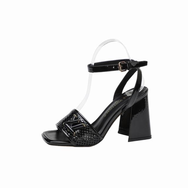 最新L家新款凉鞋系列上线、独家款、工厂P批P： 、完美楦型+大V扣电镀两层设计、再现经典、鞋面冲孔包边、工艺及其复杂、走路不累脚、不挑人、上脚大气好看、原版倒模