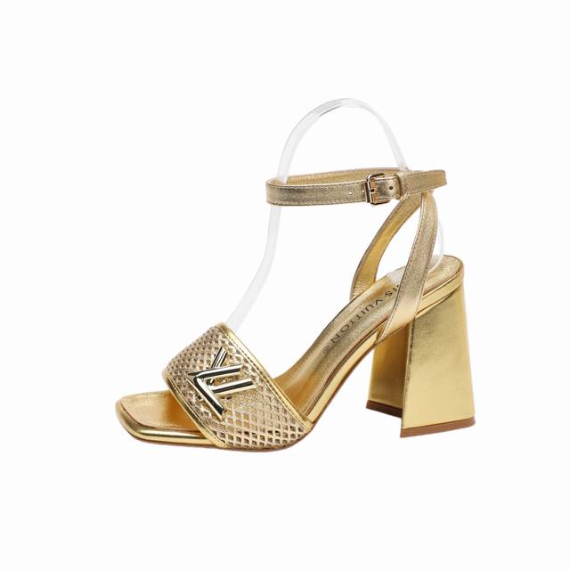 最新L家新款凉鞋系列上线、独家款、工厂P批P： 、完美楦型+大V扣电镀两层设计、再现经典、鞋面冲孔包边、工艺及其复杂、走路不累脚、不挑人、上脚大气好看、原版倒模