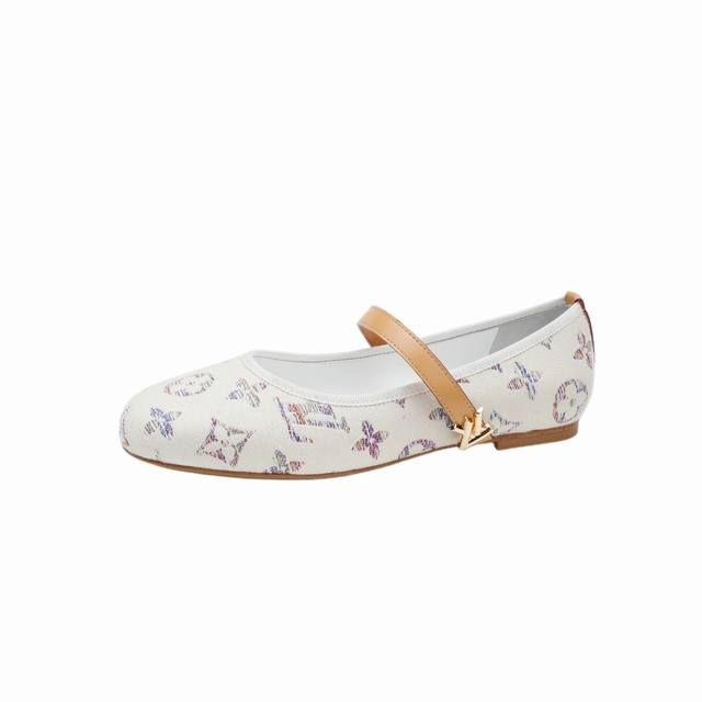 最新L家专柜最新走秀款四季鞋、官网系列同步更新、工厂P批P： 、完美楦型+新元素扣子、领口包边、带子油边、工艺极其繁琐、平底设计舒适、走路不累脚、原版倒模楦型，