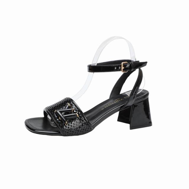 最新L家新款凉鞋系列上线、独家款、工厂P批P： 、完美楦型+大V扣电镀两层设计、再现经典、鞋面冲孔包边、工艺及其复杂、走路不累脚、不挑人、上脚大气好看、原版倒模