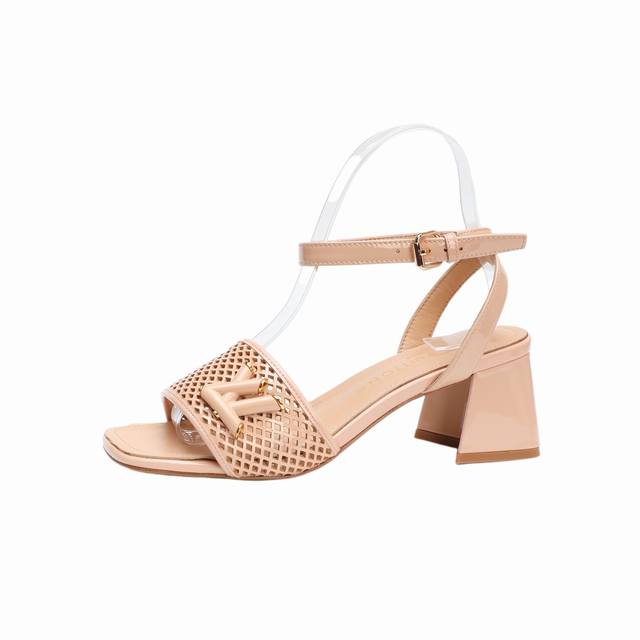 最新L家新款凉鞋系列上线、独家款、工厂P批P： 、完美楦型+大V扣电镀两层设计、再现经典、鞋面冲孔包边、工艺及其复杂、走路不累脚、不挑人、上脚大气好看、原版倒模