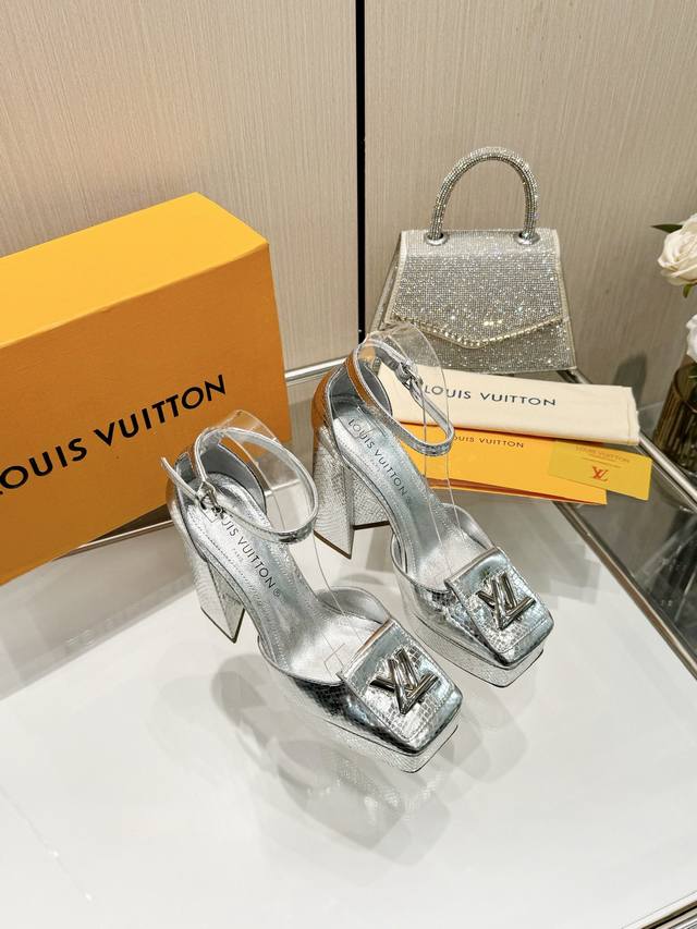 最新L家专柜最新走秀款凉鞋、官网系列同步更新、工厂P批P： 、完美楦型+防水台设计、高贵气质、走路不累脚、原版倒模楦型，极致1:1形体，高端品质、进口高端面料呈