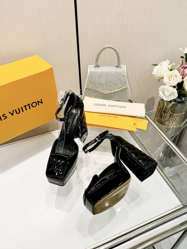 最新L家专柜最新走秀款凉鞋、官网系列同步更新、工厂P批P： 、完美楦型+防水台设计、高贵气质、走路不累脚、原版倒模楦型，极致1:1形体，高端品质、进口高端面料呈