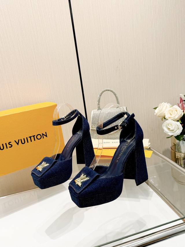 最新L家专柜最新走秀款凉鞋、官网系列同步更新、工厂P批P： 、完美楦型+防水台设计、高贵气质、走路不累脚、原版倒模楦型，极致1:1形体，高端品质、进口高端面料呈