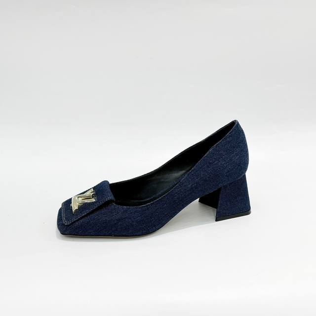 最新L家早春款专柜最新走秀官网系列、同步更新、工厂P批P： 、完美楦型+大V扣电镀两层设计、再现经典、工艺及其复杂、走路不累脚、不挑人、上脚大气好看、原版倒模楦