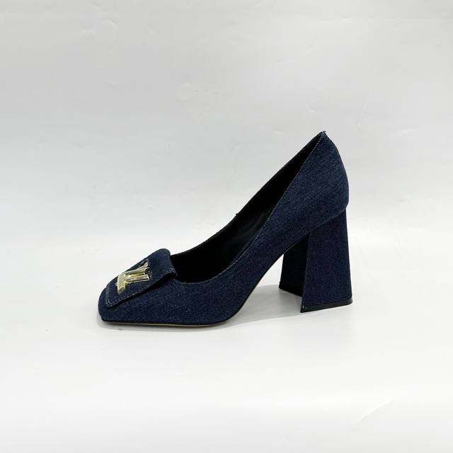 最新L家早春款专柜最新走秀官网系列、同步更新、工厂P批P： 、完美楦型+大V扣电镀两层设计、再现经典、工艺及其复杂、走路不累脚、不挑人、上脚大气好看、原版倒模楦