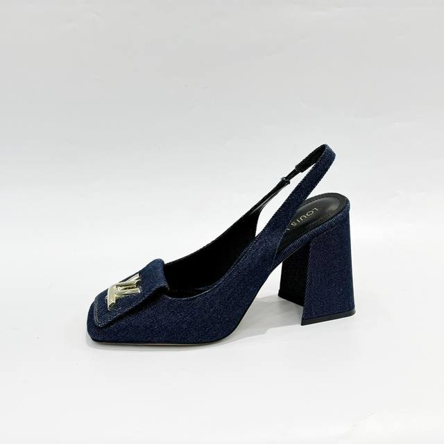 最新L家早春款专柜最新走秀官网系列、同步更新、工厂P批P： 、完美楦型+大V扣电镀两层设计、再现经典、工艺及其复杂、走路不累脚、不挑人、上脚大气好看、原版倒模楦