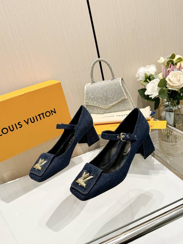 最新L家早春款专柜最新走秀官网系列、同步更新、工厂P批P： 、完美楦型+大V扣电镀两层设计、再现经典、工艺及其复杂、走路不累脚、不挑人、上脚大气好看、原版倒模楦