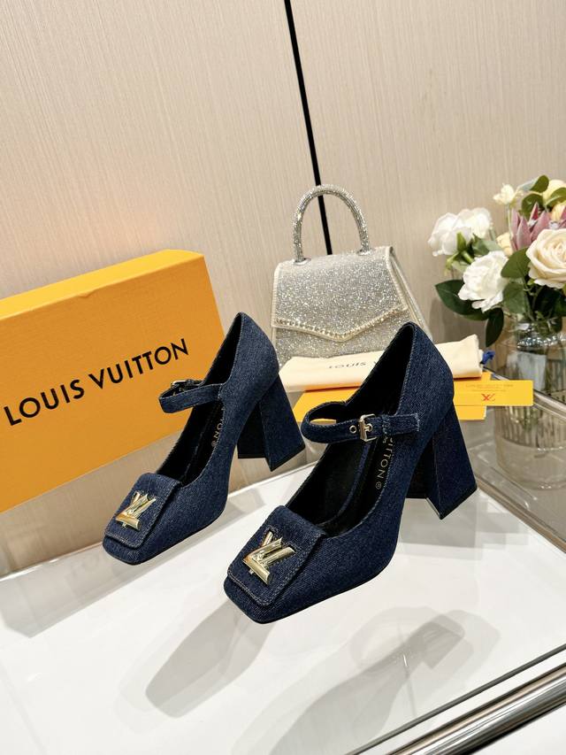 最新L家早春款专柜最新走秀官网系列、同步更新、工厂P批P： 、完美楦型+大V扣电镀两层设计、再现经典、工艺及其复杂、走路不累脚、不挑人、上脚大气好看、原版倒模楦