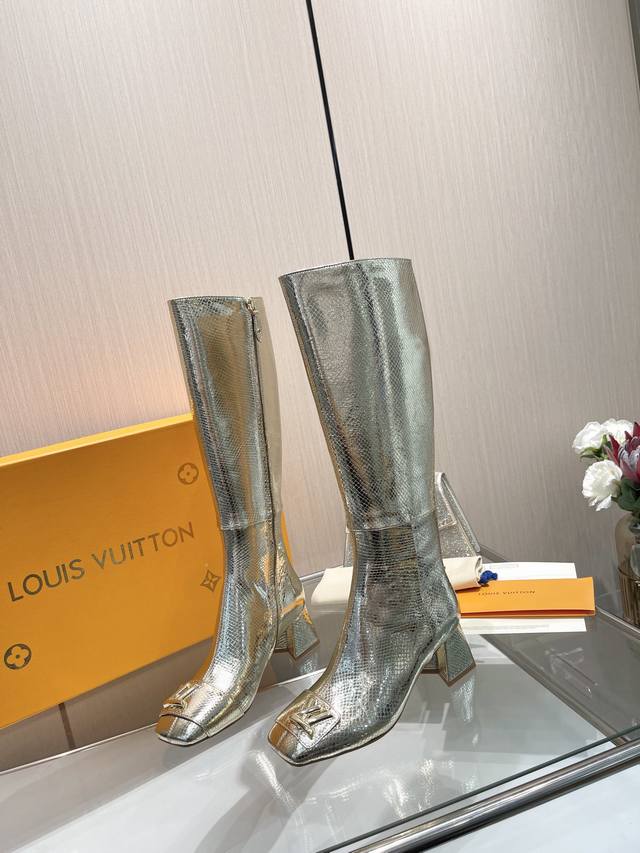 最新L家秋冬专柜最新走秀靴官网系列、同步更新、我16寸高靴、工厂P批P： 、完美楦型+大V扣电镀两层设计、再现经典、工艺及其复杂、隐形拉链设计简洁大方、更显优雅