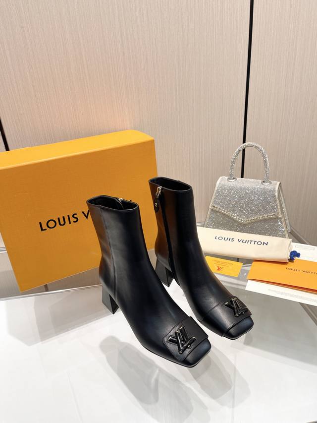 最新L家秋冬专柜最新走秀靴官网系列、同步更新、6寸靴、工厂P批P： 、完美楦型+大V扣电镀两层设计、再现经典、工艺及其复杂、隐形拉链设计简洁大方、更显优雅气质、