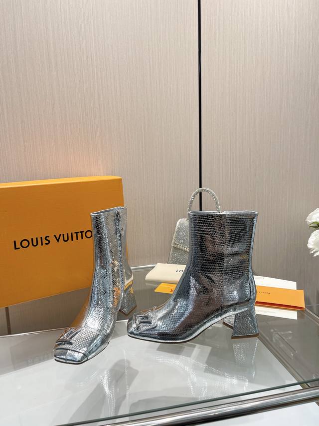 最新L家秋冬专柜最新走秀靴官网系列、同步更新、6寸靴、工厂P批P： 、完美楦型+大V扣电镀两层设计、再现经典、工艺及其复杂、隐形拉链设计简洁大方、更显优雅气质、