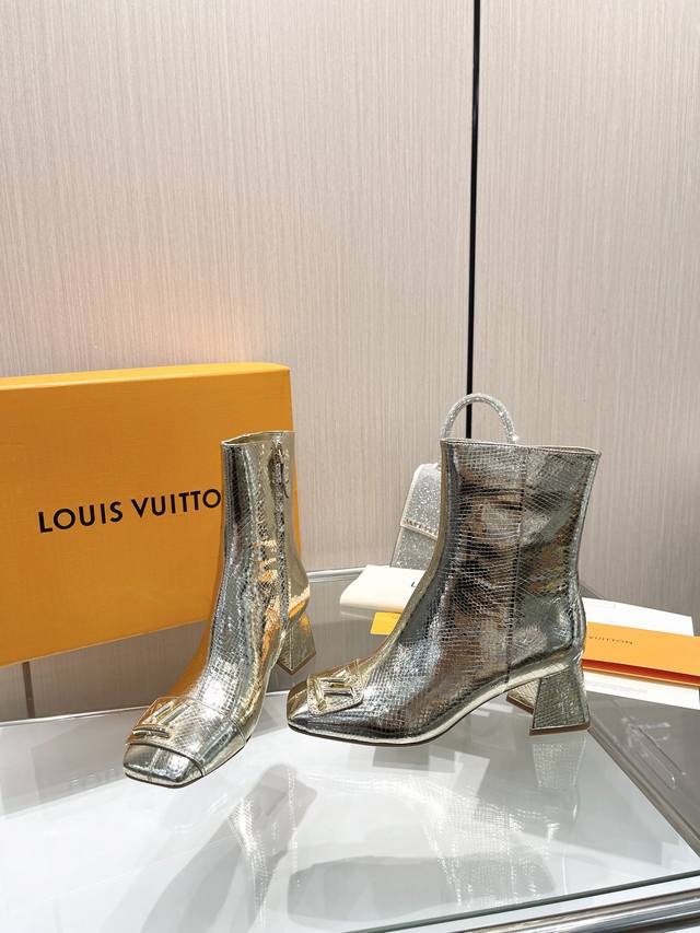 最新L家秋冬专柜最新走秀靴官网系列、同步更新、6寸靴、工厂P批P： 、完美楦型+大V扣电镀两层设计、再现经典、工艺及其复杂、隐形拉链设计简洁大方、更显优雅气质、