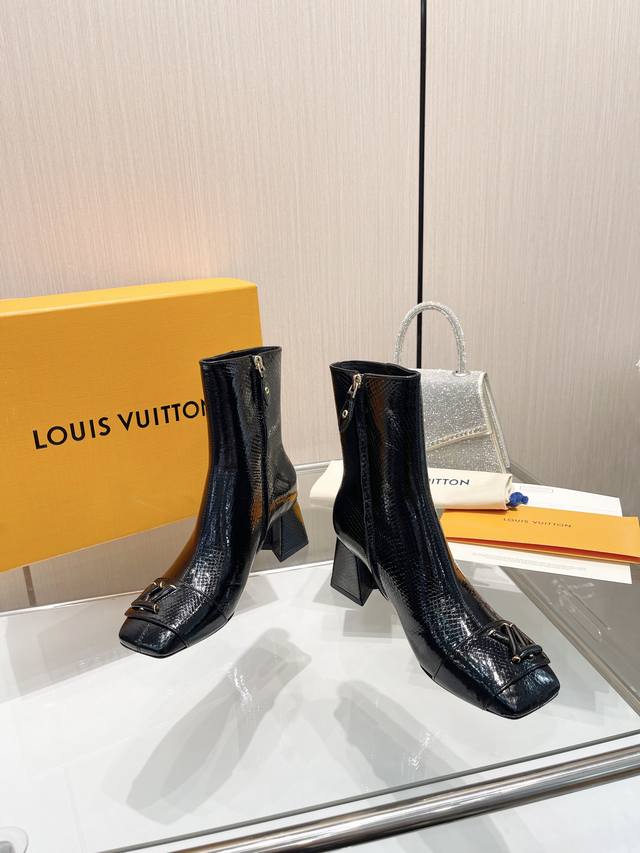 最新L家秋冬专柜最新走秀靴官网系列、同步更新、6寸靴、工厂P批P： 、完美楦型+大V扣电镀两层设计、再现经典、工艺及其复杂、隐形拉链设计简洁大方、更显优雅气质、