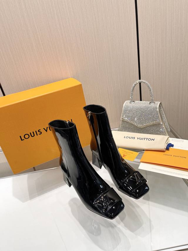 最新L家秋冬专柜最新走秀靴官网系列、同步更新、6寸靴、工厂P批P： 完美楦型+大V扣电镀两层设计、再现经典、工艺及其复杂、隐形拉链设计简洁大方、更显优雅气质、走