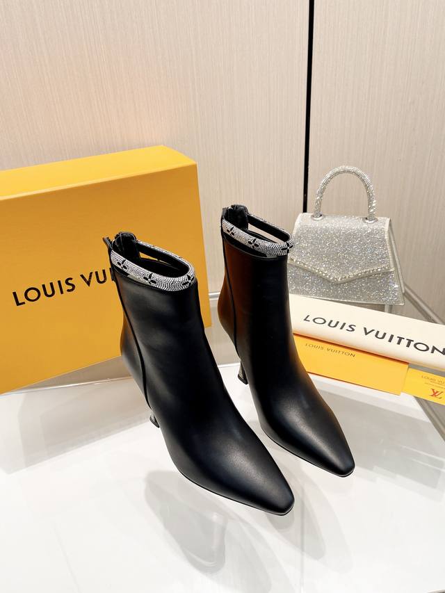 最新L家最新系列巴黎走秀款6寸靴、独家款同步更新、工厂P批P： 、完美楦型+跟扣设计，烫钻设计、女人味十足、高贵气质、原版倒模楦型，极致1:1形体，高端品质、进