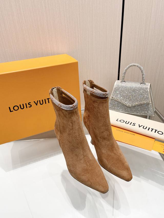 最新L家最新系列巴黎走秀款6寸靴、独家款同步更新、工厂P批P： 、完美楦型+跟扣设计，烫钻设计、女人味十足、高贵气质、原版倒模楦型，极致1:1形体，高端品质、进