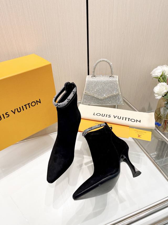 最新L家最新系列巴黎走秀款6寸靴、独家款同步更新、工厂P批P： 、完美楦型+跟扣设计，烫钻设计、女人味十足、高贵气质、原版倒模楦型，极致1:1形体，高端品质、进