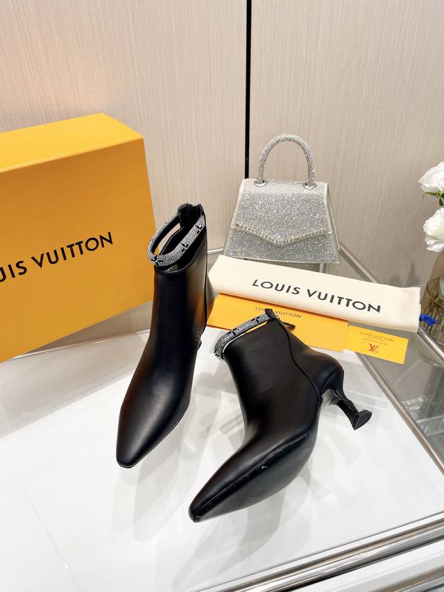 最新L家最新系列巴黎走秀款6寸靴、独家款同步更新、工厂P批P： 、完美楦型+跟扣设计，烫钻设计、女人味十足、高贵气质、原版倒模楦型，极致1:1形体，高端品质、进