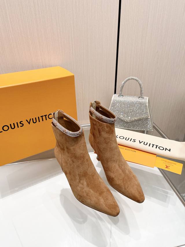 最新L家最新系列巴黎走秀款6寸靴、独家款同步更新、工厂P批P： 、完美楦型+跟扣设计，烫钻设计、女人味十足、高贵气质、原版倒模楦型，极致1:1形体，高端品质、进