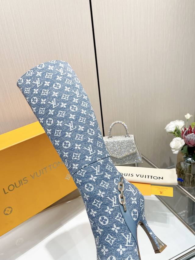 最新L家最新官网系列走秀款16寸长靴、同步更新、工厂P批P： 、完美楦型+跟扣设计，Lv新元素扣子、女人味十足、高贵气质、原版倒模楦型，极致1:1形体，高端品质