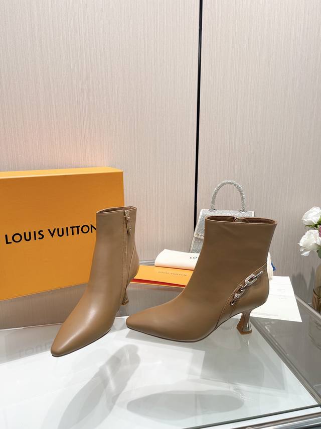 最新L家最新官网系列走秀款、同步更新、工厂P批P： 、完美楦型+跟扣设计，Lv新元素扣子、女人味十足、高贵气质、原版倒模楦型，极致1:1形体，高端品质、进口高端