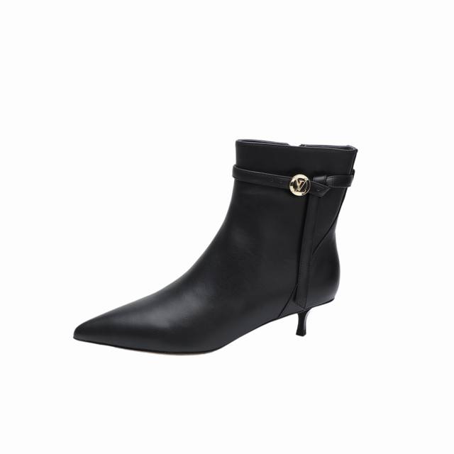 最新L家秋冬专柜最新走秀款短靴、官网系列同步更新、工厂P批P： 、完美楦型+Lv新元素扣子设计、女人味十足、高贵气质、原版倒模楦型，极致1:1形体，高端品质、进
