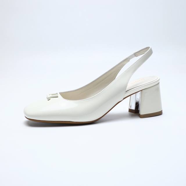 2025最新L家春夏款专柜最新走秀官网系列、同步更新、工厂P批P： 、完美楦型+小V扣设计、再现经典、款式简单大方、走路不累脚、不挑人、上脚大气好看、原版倒模楦