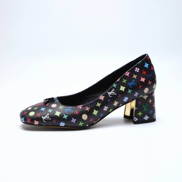 2025最新L家春夏款专柜最新走秀官网系列、同步更新、工厂P批P： 、完美楦型+小V扣设计、再现经典、款式简单大方、走路不累脚、不挑人、上脚大气好看、原版倒模楦