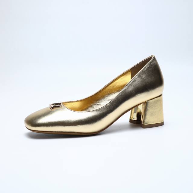 2025最新L家春夏款专柜最新走秀官网系列、同步更新、工厂P批P： 、完美楦型+小V扣设计、再现经典、款式简单大方、走路不累脚、不挑人、上脚大气好看、原版倒模楦