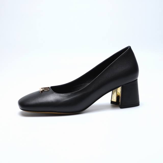 2025最新L家春夏款专柜最新走秀官网系列、同步更新、工厂P批P： 、完美楦型+小V扣设计、再现经典、款式简单大方、走路不累脚、不挑人、上脚大气好看、原版倒模楦