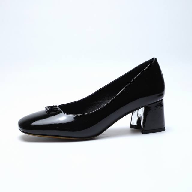 2025最新L家春夏款专柜最新走秀官网系列、同步更新、工厂P批P： 、完美楦型+小V扣设计、再现经典、款式简单大方、走路不累脚、不挑人、上脚大气好看、原版倒模楦