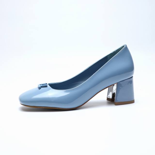 2025最新L家春夏款专柜最新走秀官网系列、同步更新、工厂P批P： 、完美楦型+小V扣设计、再现经典、款式简单大方、走路不累脚、不挑人、上脚大气好看、原版倒模楦