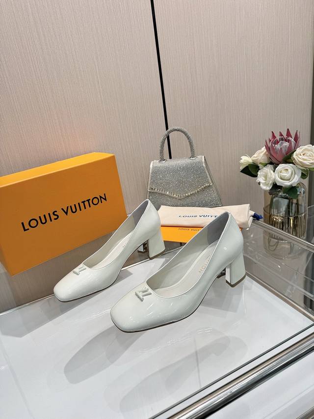 2025最新L家春夏款专柜最新走秀官网系列、同步更新、工厂P批P： 、完美楦型+小V扣设计、再现经典、款式简单大方、走路不累脚、不挑人、上脚大气好看、原版倒模楦