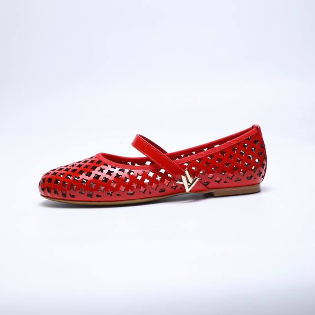 2025最新L家专柜最新走秀款四季鞋、官网系列同步更新、工厂P批P： 、完美楦型+新元素扣子、领口包边、带子油边、鞋面镂空工艺、极其繁琐、平底设计舒适、走路不累