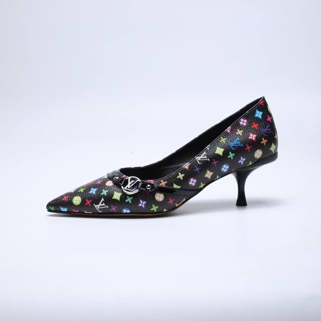 工厂P批P： 、 代购级 、Louis Vuitton 2025官网早春系列！完美楦型、 尖头新品、官网同步更新 小尖头搭配镂空皮条小方扣可调节松紧， Lv五金