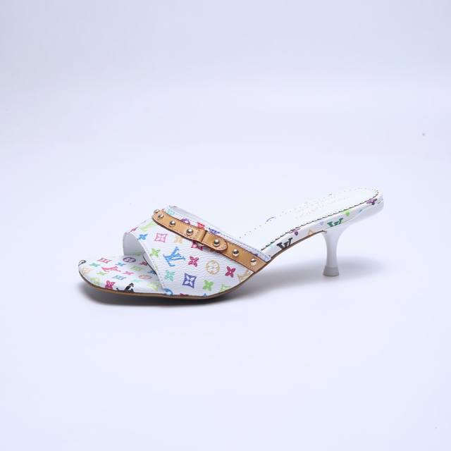 工厂P批P： 、 代购级 、Louis Vuitton 2025官网早春系列！完美楦型、 新品中跟拖鞋、官网同步更新 Lv五金 “Logo”饰以点缀，细节感拉满