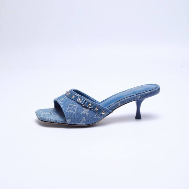 工厂P批P： 、 代购级 、Louis Vuitton 2025官网早春系列！完美楦型、 新品中跟拖鞋、官网同步更新 Lv五金 “Logo”饰以点缀，细节感拉满