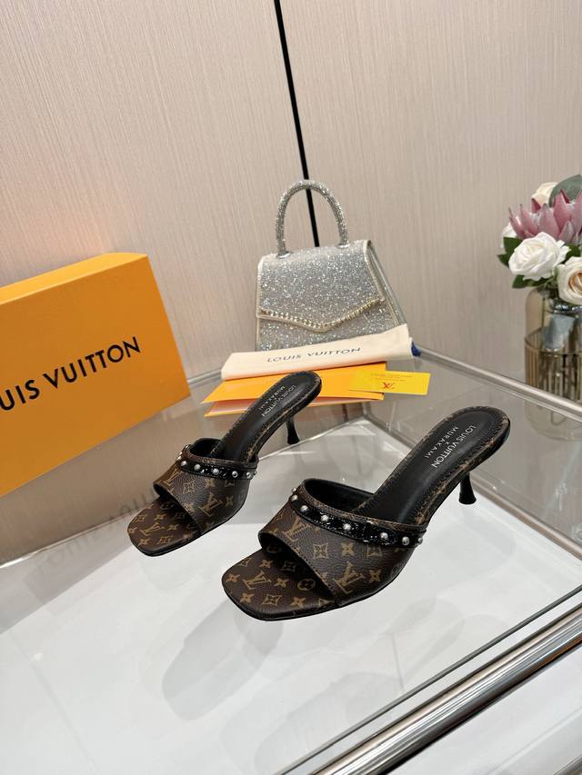 工厂P批P： 、 代购级 、Louis Vuitton 2025官网早春系列！完美楦型、 新品中跟拖鞋、官网同步更新 Lv五金 “Logo”饰以点缀，细节感拉满