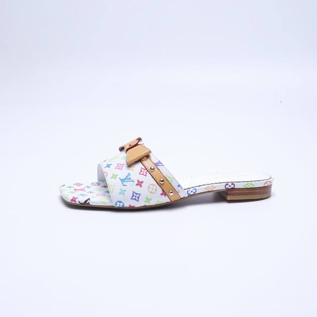 工厂P批P： 、 代购级 、Louis Vuitton 2025官网早春系列！完美楦型、 新品拖鞋、官网同步更新 Lv五金 “Logo”“蝴蝶结”饰以点缀更调皮