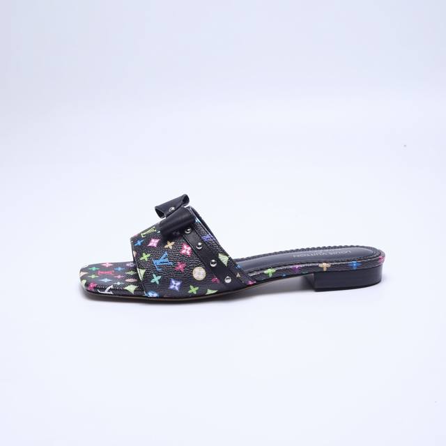 工厂P批P： 、 代购级 、Louis Vuitton 2025官网早春系列！完美楦型、 新品拖鞋、官网同步更新 Lv五金 “Logo”“蝴蝶结”饰以点缀更调皮