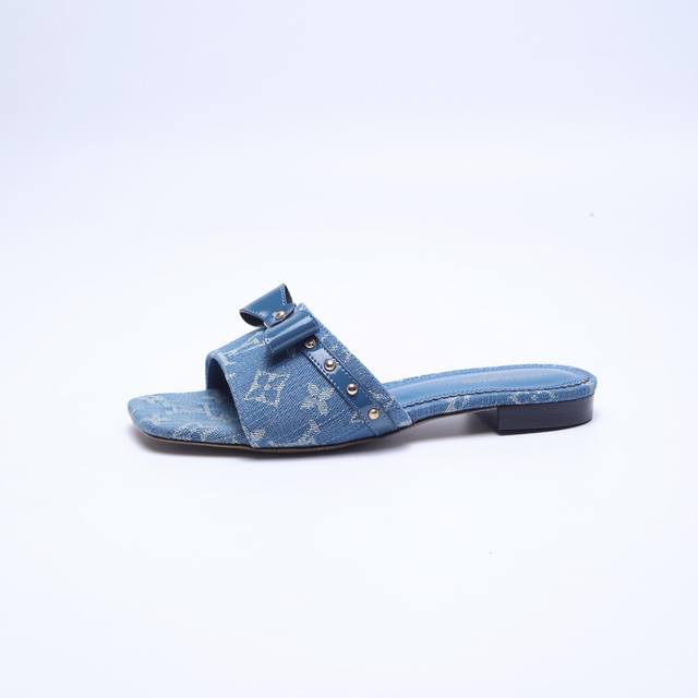 工厂P批P： 、 代购级 、Louis Vuitton 2025官网早春系列！完美楦型、 新品拖鞋、官网同步更新 Lv五金 “Logo”“蝴蝶结”饰以点缀更调皮