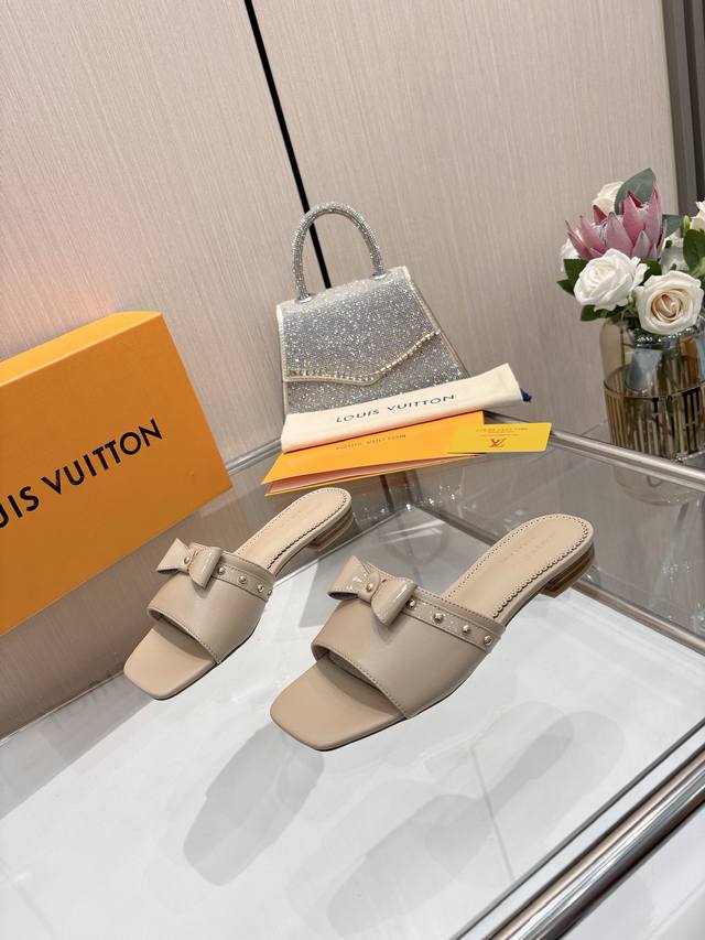 工厂P批P： 、 代购级 、Louis Vuitton 2025官网早春系列！完美楦型、 新品拖鞋、官网同步更新 Lv五金 “Logo”“蝴蝶结”饰以点缀更调皮